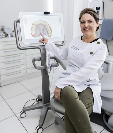 Dra Liliane Emerick - Odontologia Curitiba Alinhadores